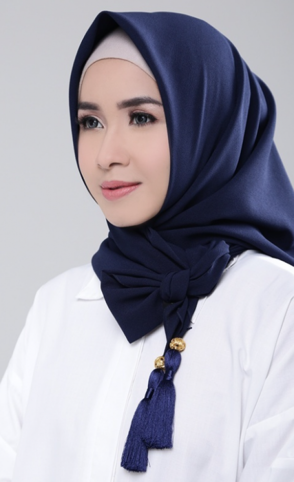 Hijab syal dengan aksen tassel di ujungnya